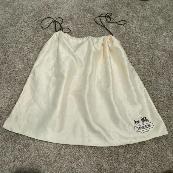 Like 🆕 Coach 23” x 19” vintage satin ivory large drawstring dust bag - Picture 4 of 8
